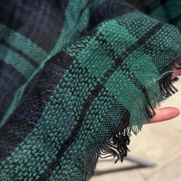 NWT 2 Plaid Scarves Set red green and green black - Picture 6 of 8